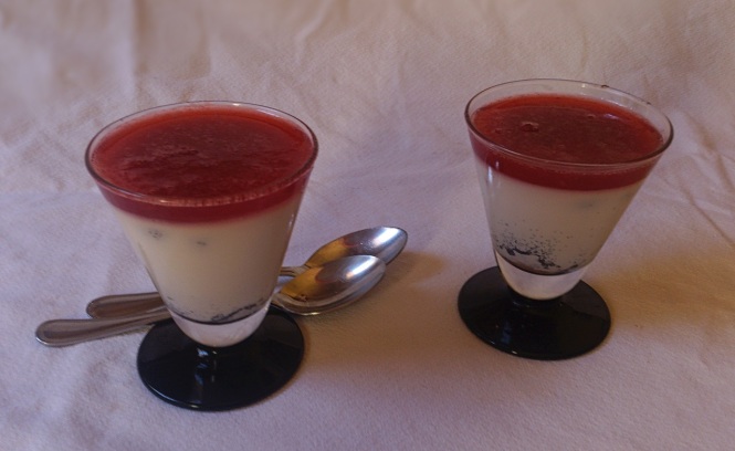 Pannacotta de vainilla con gelatina de frutos rojos - Foto AA
